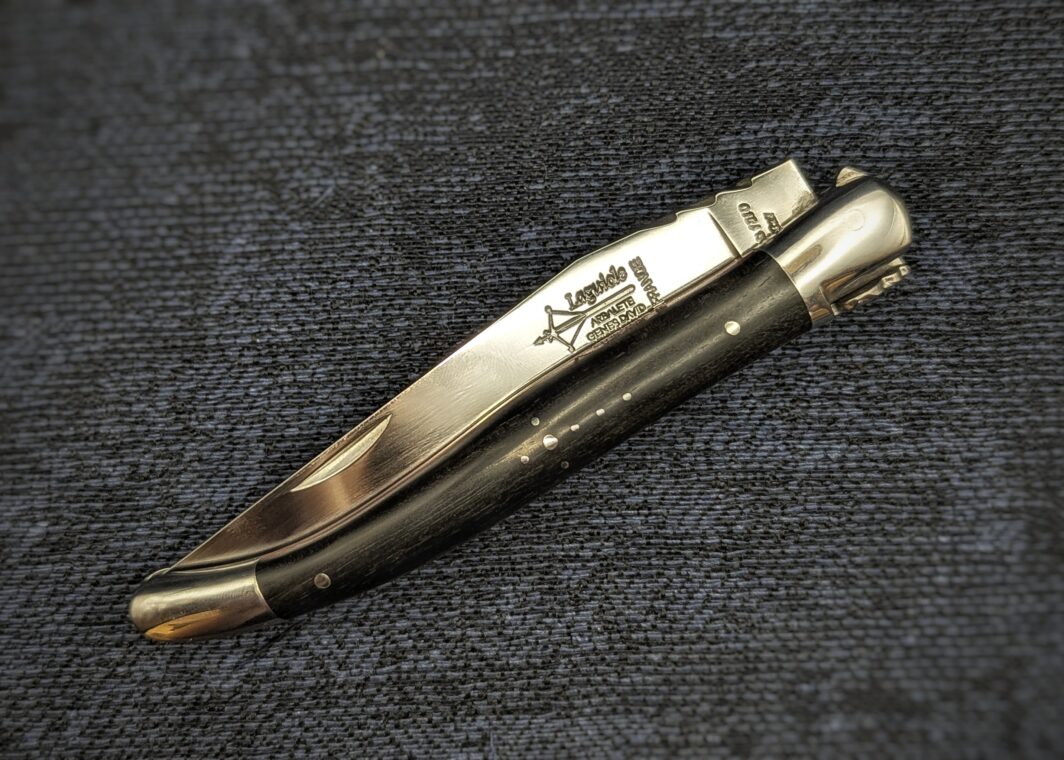 laguiole arbalète fermé avec manche en ébène avec intercalaires rouge et mitre inox et poinçon visible. Couteau industriel de marque française. Coutellerie française traditionnelle Coutellerie Châteauneuf-du-Pape, Coutellerie du Pape, Vaucluse