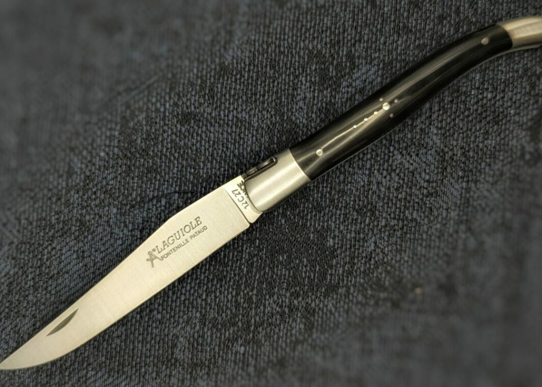 Laguiole Fontenille Pataud pointe de corne noire, ouvert. Logo Laguiole sur la lame. Couteau industriel de marque française. Coutellerie française traditionnelle Coutellerie Châteauneuf-du-Pape, Coutellerie du Pape, Vaucluse