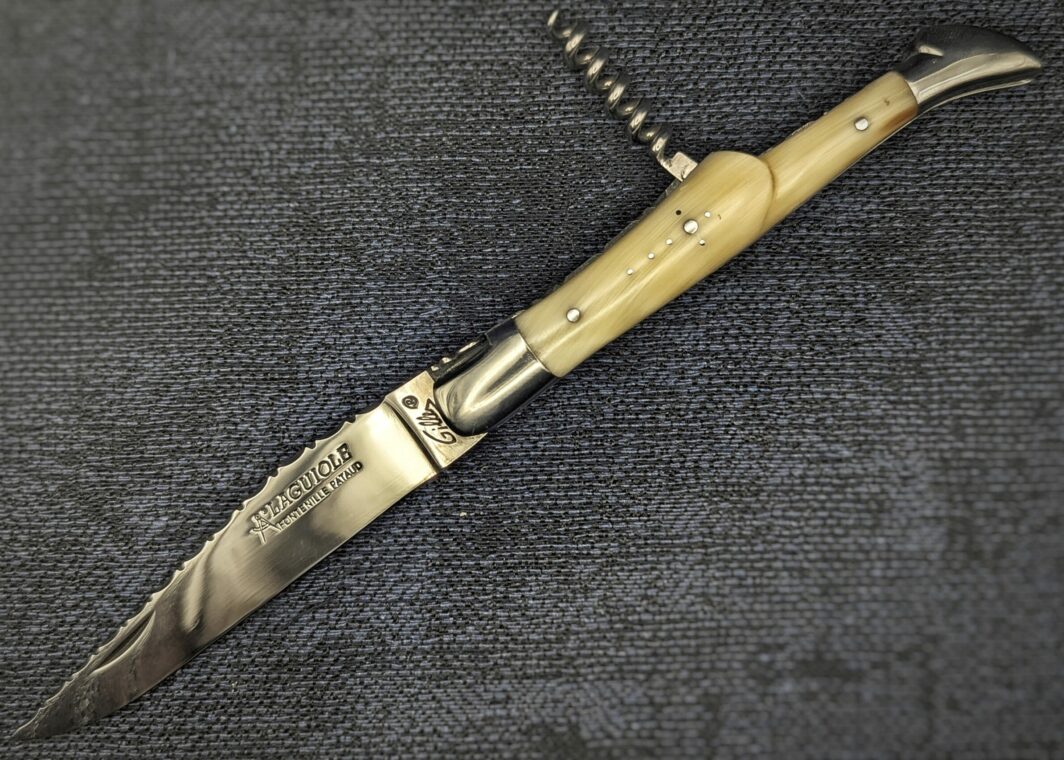Laguiole Fontenille Pataud pointe de corne blonde, ouvert, 21,5cm avec tire bouchon. Couteau industriel de marque française. Coutellerie française traditionnelle Coutellerie Châteauneuf-du-Pape, Coutellerie du Pape, Vaucluse
