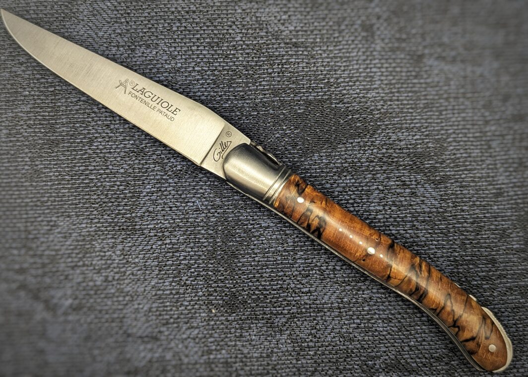 Laguiole Fontenille Pataud en hêtre, ouvert, 21,5cm. Système pompe arrière. Côté gauche inscription Gilles et logo visible. Couteau industriel de marque française. Coutellerie française traditionnelle Coutellerie Châteauneuf-du-Pape, Coutellerie du Pape, Vaucluse