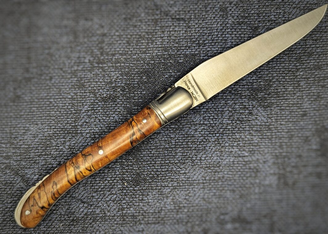 Laguiole Fontenille Pataud en hêtre, ouvert, 21,5cm. Système pompe arrière. Côté droit. Inscription Handmade in France.Couteau industriel de marque française. Coutellerie française traditionnelle Coutellerie Châteauneuf-du-Pape, Coutellerie du Pape, Vaucluse