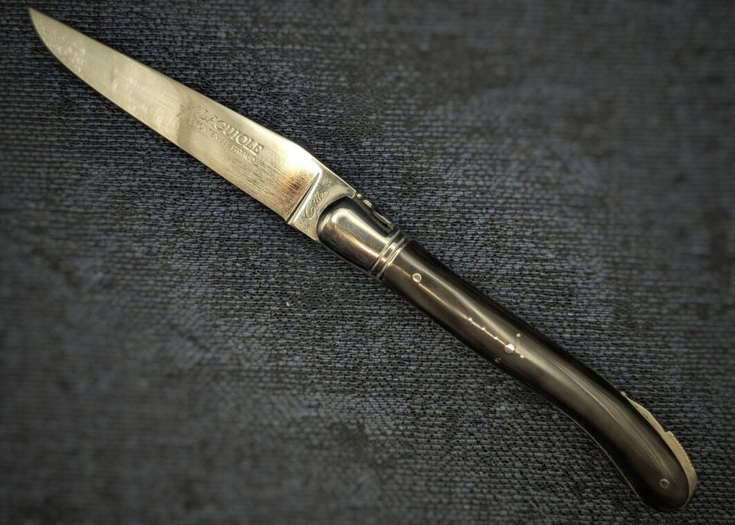 Laguiole Fontenille Pataud Pompe arrière en corne de buffle avec mitre en inox ouvert. Couteau industriel de marque française. Coutellerie française traditionnelle Coutellerie Châteauneuf-du-Pape, Coutellerie du Pape, Vaucluse