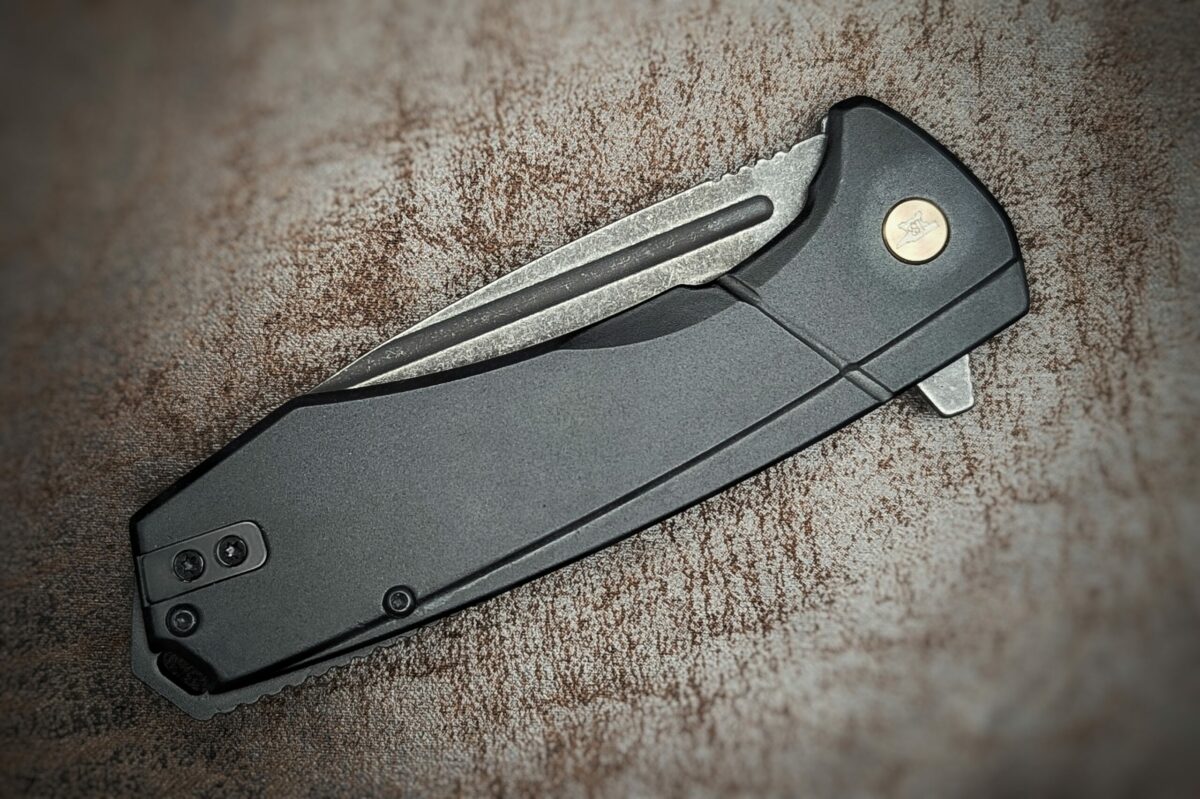 Couteau Ruckus Black de Buck fermé. Le manche est noir, vue côté gauche Couteau industriel de marque américaine Coutellerie Châteauneuf-du-Pape, Coutellerie du Pape, Vaucluse