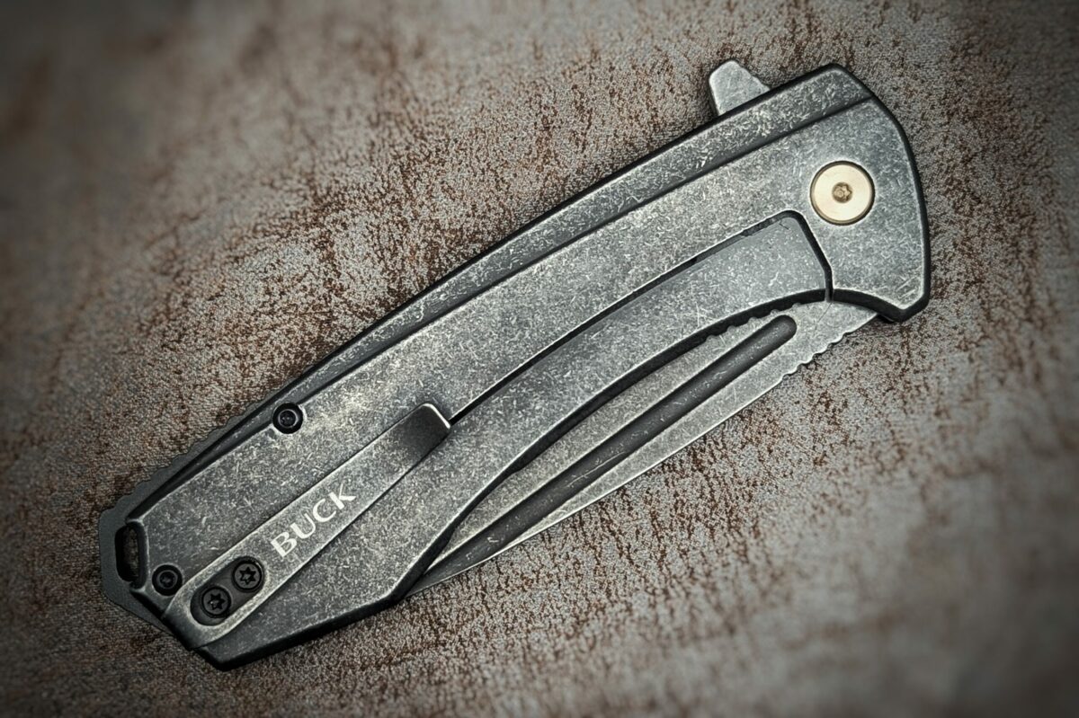 Couteau Ruckus Black de Buck fermé. vue côté droit, manche est noir, on voit le clip pour la ceinture. Couteau industriel de marque américaine Coutellerie Châteauneuf-du-Pape, Coutellerie du Pape, Vaucluse
