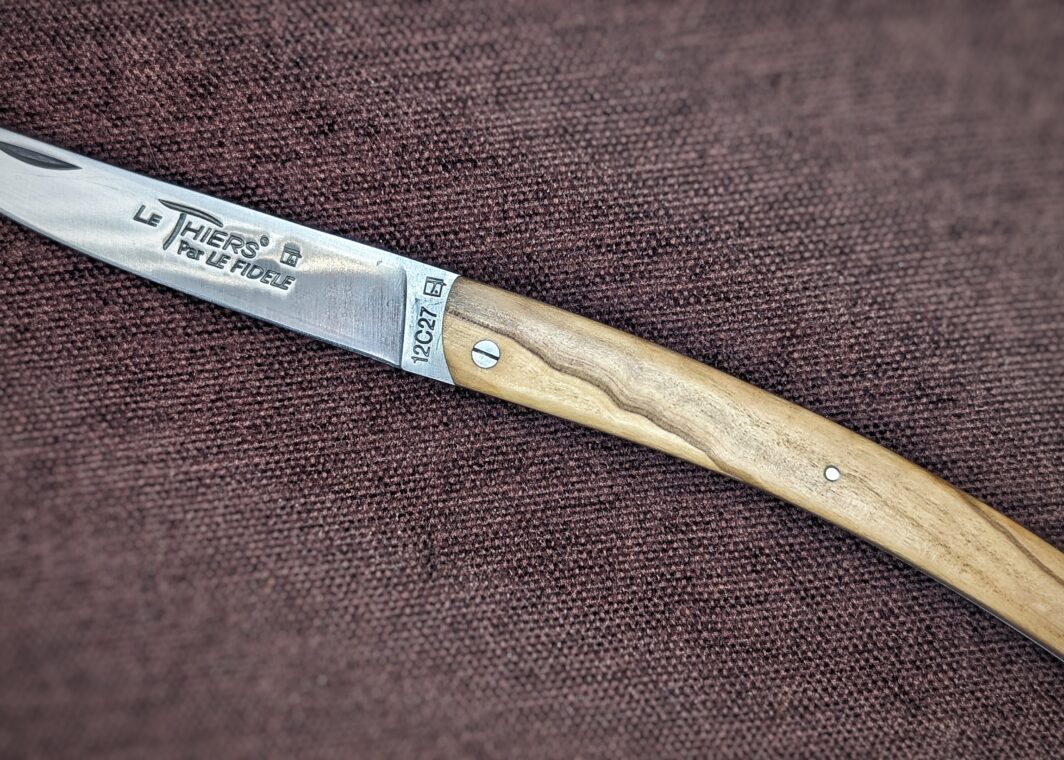 Couteau le Thiers de Le Fidèle ouvert. Manche en olivier. vu gauche avec le poinçon. Couteau industriel de marque française. Couteau célèbre Coutellerie Châteauneuf-du-Pape, Coutellerie du Pape, Vaucluse