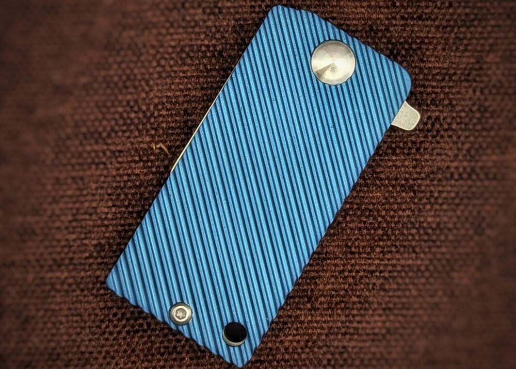 Couteau pliant B.Key de BlackFox. Vue couteau fermé. Le manche est en aluminium bleu. Couteau industriel de marque italienne Coutellerie Châteauneuf-du-Pape, Coutellerie du Pape, Vaucluse