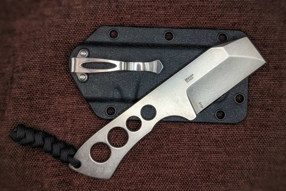 Couteau Razel Chizel de CRKT. Un intégral en acier avec des trous dans le manche. Vue du côté droit. L'étui avec clip pour la ceinture est en fond Couteau industriel de marque américaine Coutellerie Châteauneuf-du-Pape, Coutellerie du Pape, Vaucluse