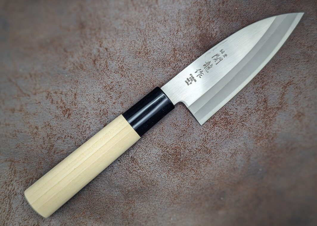 Couteau cuisine Kodeba de la marque Sekiriyu. côté droit. Couteau industriel de marque japonaise Coutellerie Châteauneuf-du-Pape, Coutellerie du Pape, Vaucluse