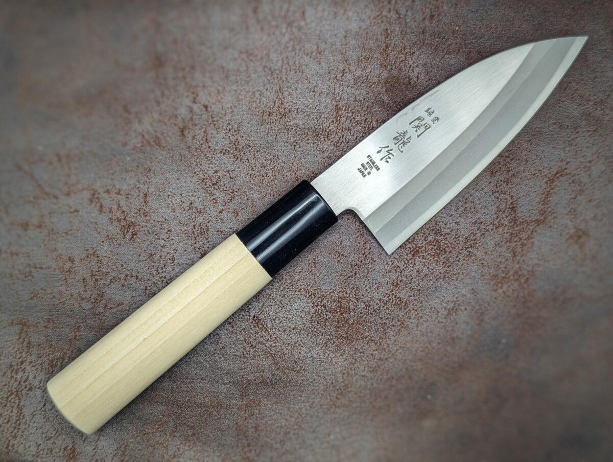 Couteau cuisine Kodeba de la marque Sekiriyu. côté droit. Couteau industriel de marque japonaise Coutellerie Châteauneuf-du-Pape, Coutellerie du Pape, Vaucluse
