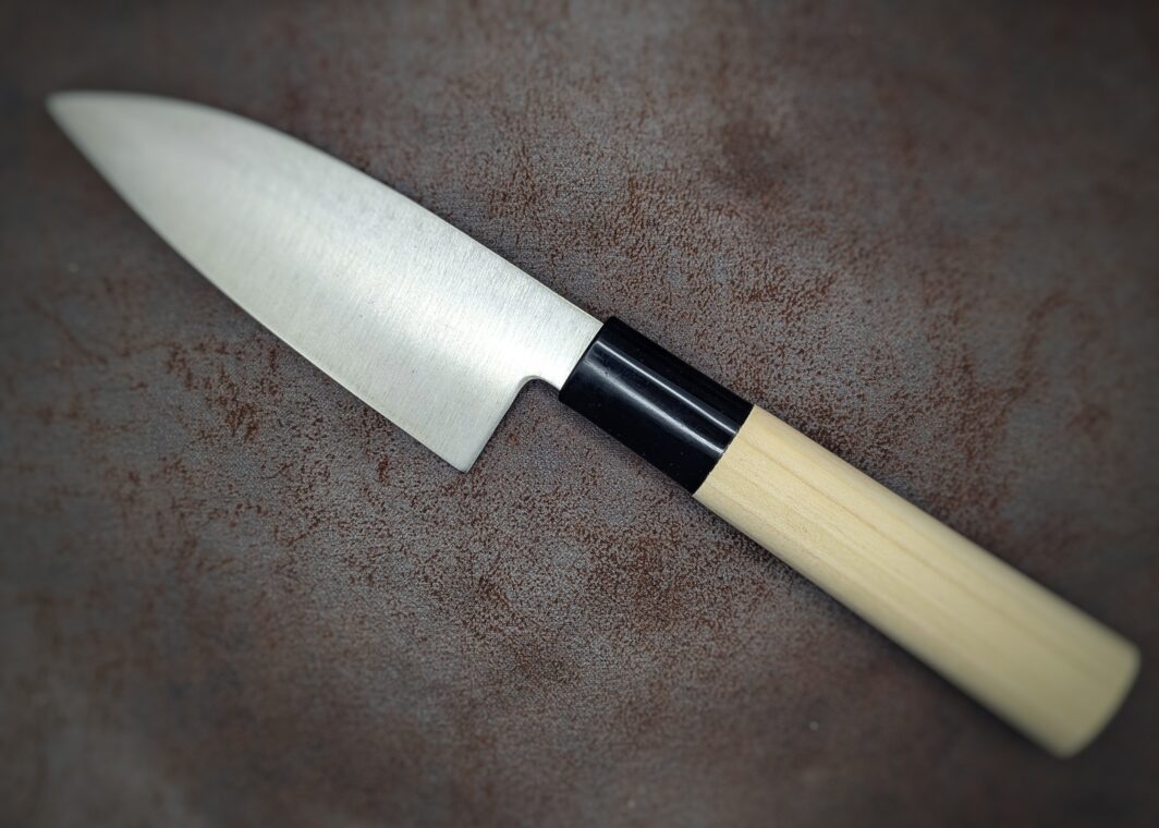 Couteau cuisine Kodeba de la marque Sekiriyu. côté gauche. Couteau industriel de marque japonaise Coutellerie Châteauneuf-du-Pape, Coutellerie du Pape, Vaucluse
