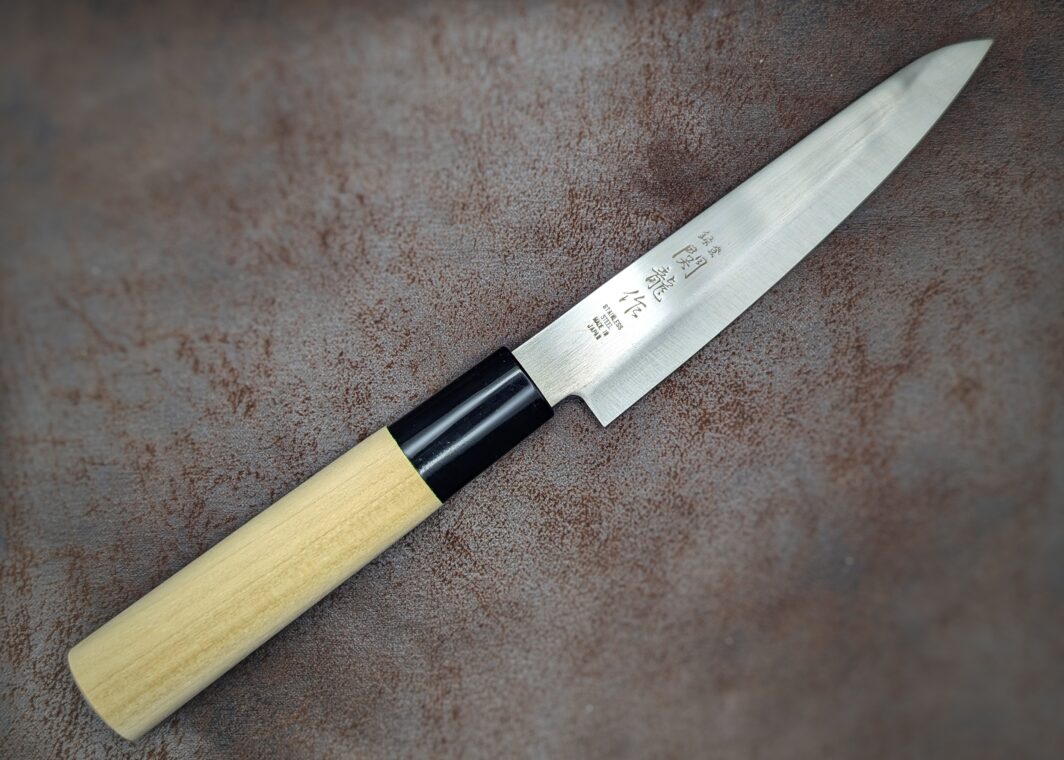 Couteau cuisine Petty de la marque Sekiriyu. côté droit. Couteau industriel de marque japonaise Coutellerie Châteauneuf-du-Pape, Coutellerie du Pape, Vaucluse