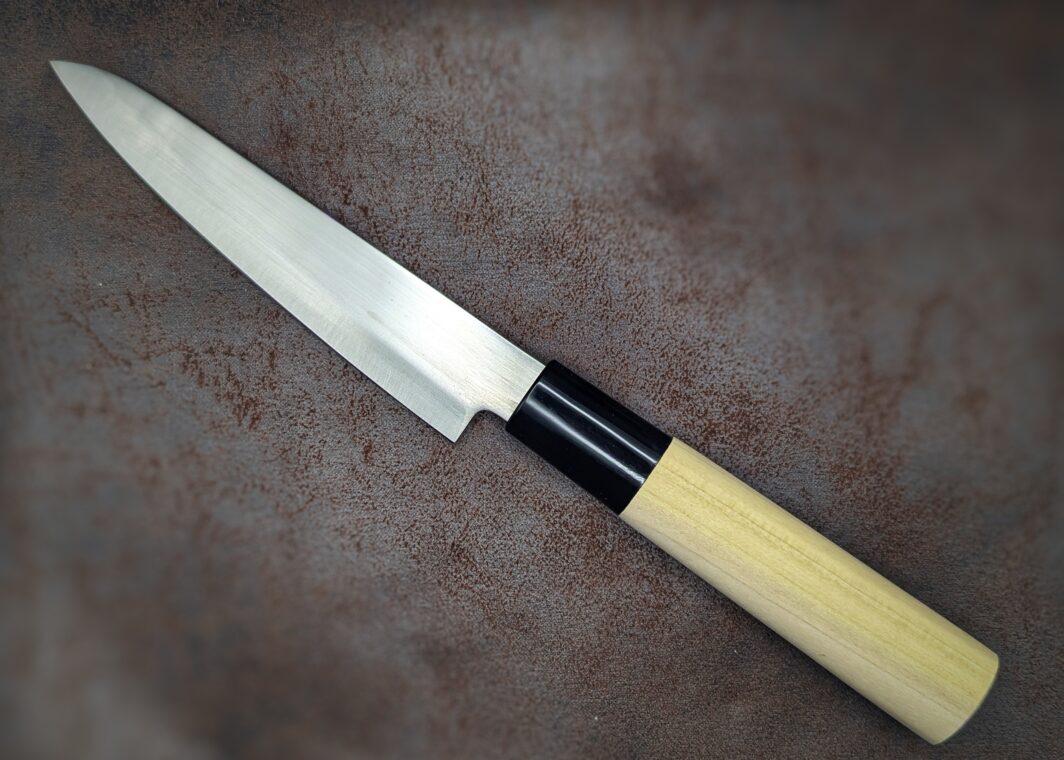 Couteau cuisine Petty de la marque Sekiriyu. côté gauche. Couteau industriel de marque japonaise Coutellerie Châteauneuf-du-Pape, Coutellerie du Pape, Vaucluse