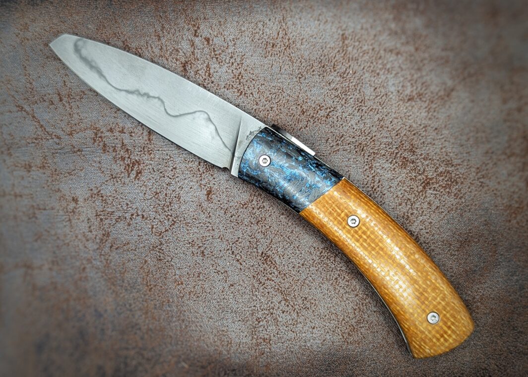 Castel Papal micarta et fibre de carbone paillette bleu. Position ouvert, côté gauche. Couteau artisanal, coutellerie français à Châteauneuf-du-Pape, Vaucluse Coutellerie du Pape