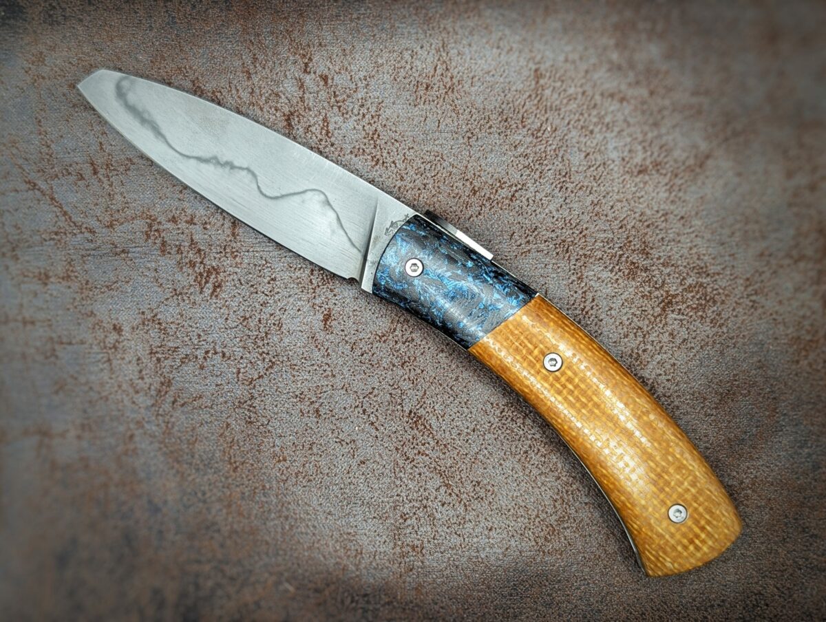 Castel Papal micarta et fibre de carbone paillette bleu. Position ouvert, côté gauche. Couteau artisanal, coutellerie français à Châteauneuf-du-Pape, Vaucluse Coutellerie du Pape