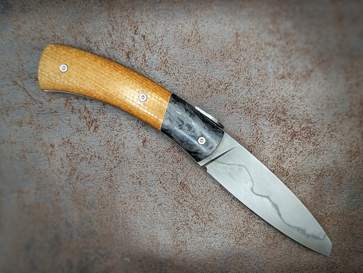 Castel Papal micarta et fibre de carbone paillette bleu. Position ouvert, côté droit. Couteau artisanal, coutellerie français à Châteauneuf-du-Pape, Vaucluse Coutellerie du Pape
