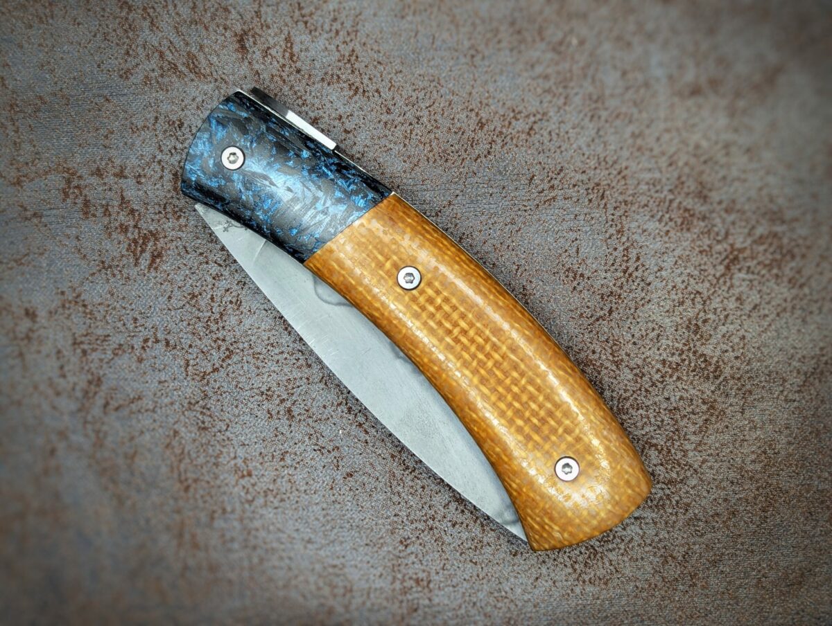 Castel Papal micarta et fibre de carbone paillette bleu. Position fermé, côté gauche. Couteau artisanal, coutellerie français à Châteauneuf-du-Pape, Vaucluse Coutellerie du Pape