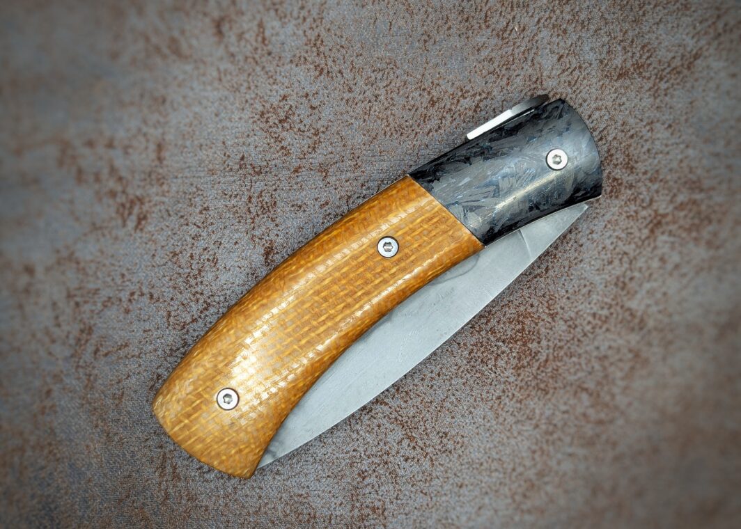 Castel Papal micarta et fibre de carbone paillette bleu. Position fermée, côté droit. Couteau artisanal, coutellerie français à Châteauneuf-du-Pape, Vaucluse Coutellerie du Pape