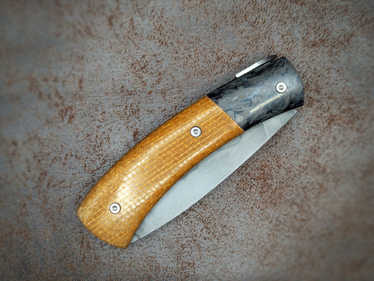 Castel Papal micarta et fibre de carbone paillette bleu. Position fermée, côté droit. Couteau artisanal, coutellerie français à Châteauneuf-du-Pape, Vaucluse Coutellerie du Pape