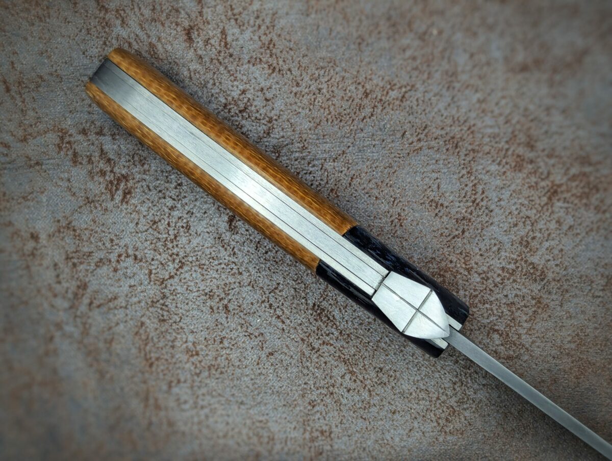 Castel Papal micarta et fibre de carbone paillette bleu. Position ouvert, vue du dessus. Couteau artisanal, coutellerie français à Châteauneuf-du-Pape, Vaucluse Coutellerie du Pape