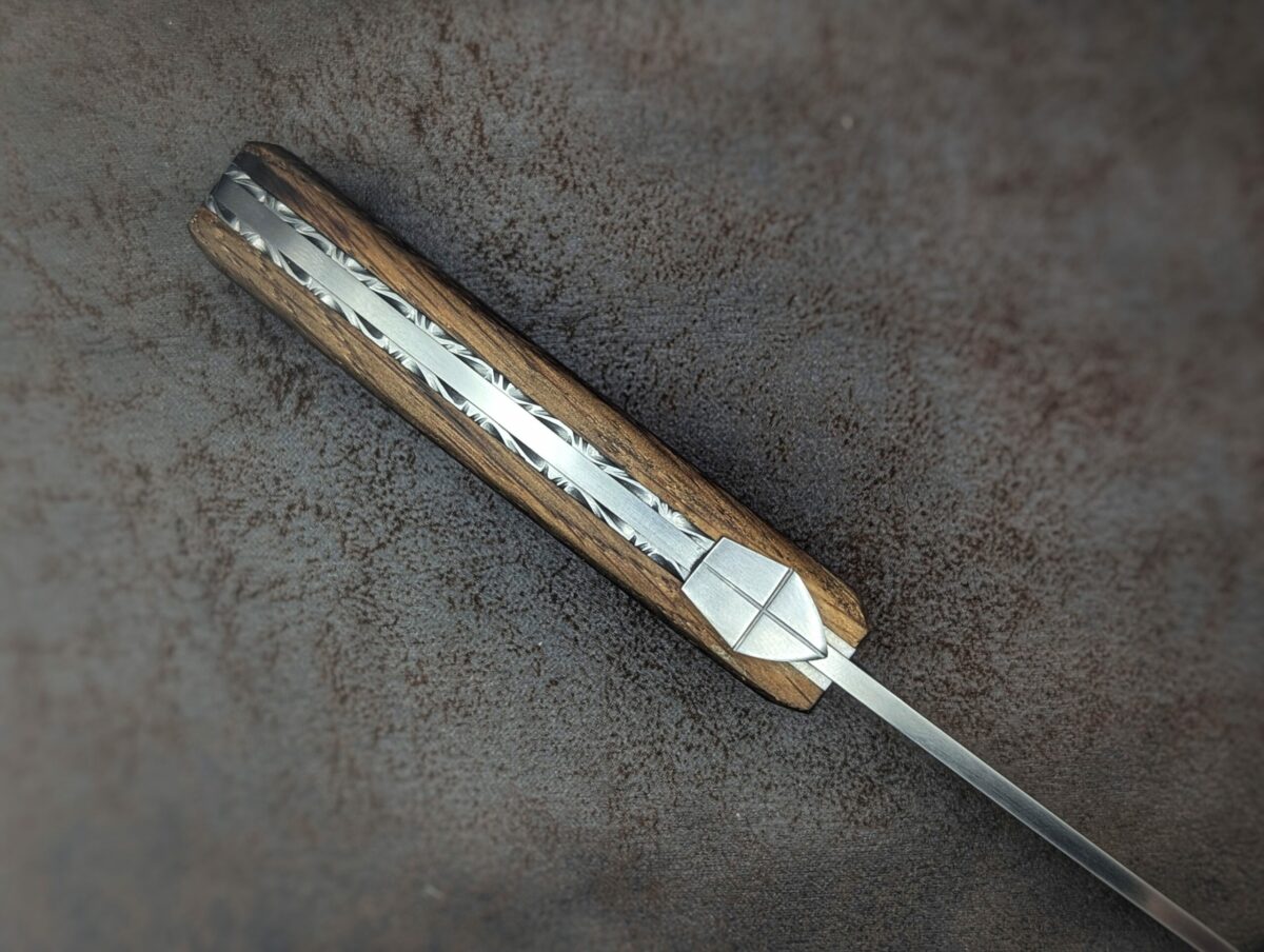 Castel Papal fût de chêne rouge. Position ouverte, vue du dessus sur la guilloche du couteau. Couteau artisanal, coutellerie français à Châteauneuf-du-Pape, Vaucluse Coutellerie du Pape