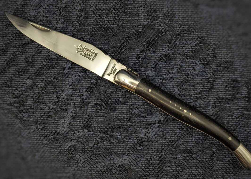 laguiole arbalète ouvert avec manche en ébène avec intercalaires rouge et mitre inox et poinçon visible. Couteau industriel de marque française. Coutellerie française typique traditionnelle Coutellerie Châteauneuf-du-Pape, Coutellerie du Pape, Vaucluse