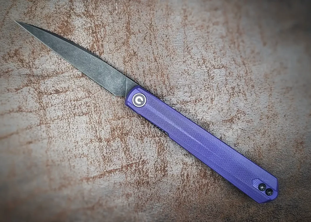 Couteau pliant Clavi de Civivi. Vue côté gauche. Position ouverte. La lame est noire, le manche est violet. Couteau industriel Coutellerie Châteauneuf-du-Pape, Coutellerie du Pape, Vaucluse