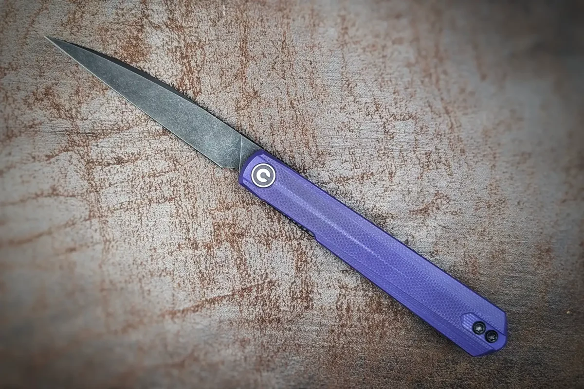 Couteau pliant Clavi de Civivi. Vue côté gauche. Position ouverte. La lame est noire, le manche est violet. Couteau industriel Coutellerie Châteauneuf-du-Pape, Coutellerie du Pape, Vaucluse