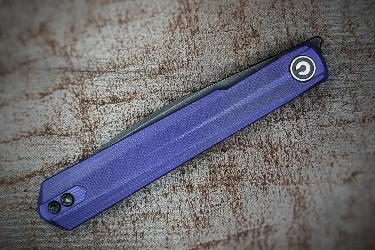 Couteau pliant Clavi de Civivi. Vue côté gauche. Position fermée. La lame est noire, le manche est violet. Couteau industriel Coutellerie Châteauneuf-du-Pape, Coutellerie du Pape, Vaucluse