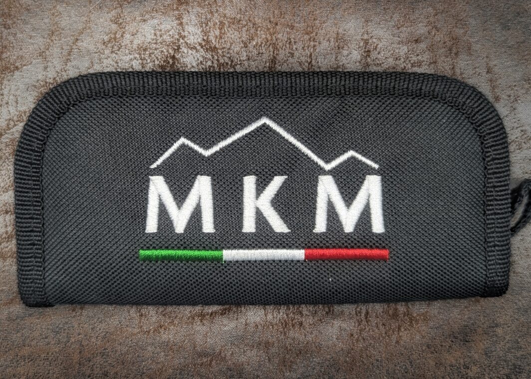 Pochette du couteau MKM. Logo MKM écrit en gros avec drapeau italien en dessous. Couteau industriel de marque italienne Coutellerie Châteauneuf-du-Pape, Coutellerie du Pape, Vaucluse