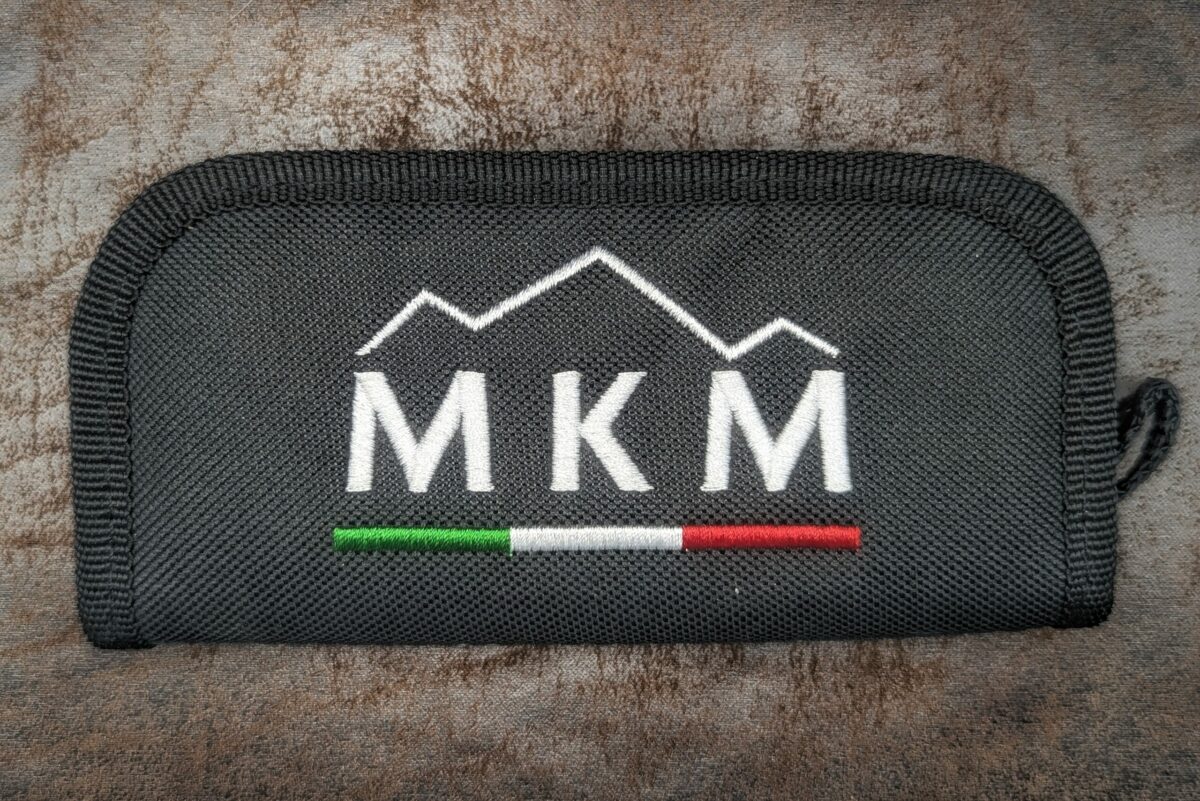 Pochette du couteau MKM. Logo MKM écrit en gros avec drapeau italien en dessous. Couteau industriel de marque italienne Coutellerie Châteauneuf-du-Pape, Coutellerie du Pape, Vaucluse