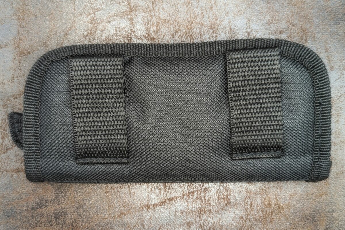 Pochette du couteau MKM. vue du derrière de la pochette, on voit les attaches pour pouvoir la passer à la ceinture Couteau industriel de marque italienne Coutellerie Châteauneuf-du-Pape, Coutellerie du Pape, Vaucluse