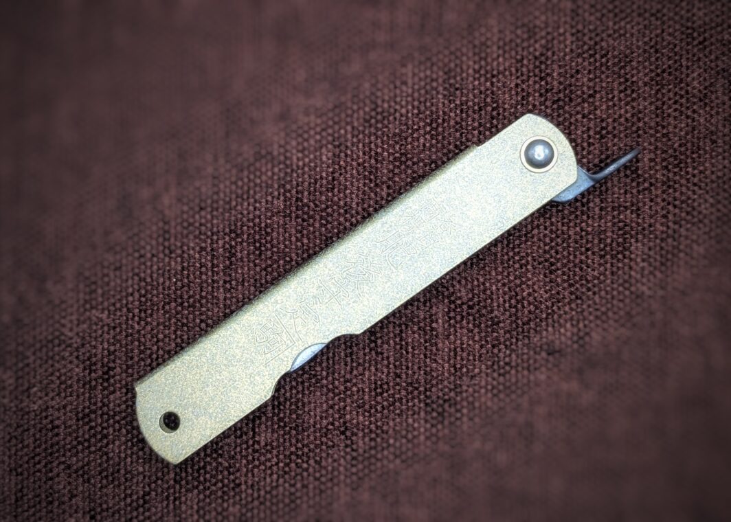 Couteau pliant Higonokami. Position fermée, côté droit. Le manche est en laiton. Couteau industriel de marque japonaise Coutellerie Châteauneuf-du-Pape, Coutellerie du Pape, Vaucluse