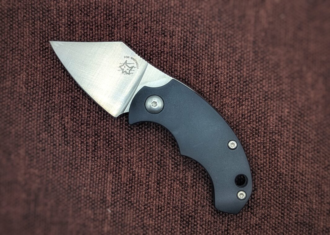 Couteau pliant BB.Key de BlackFox. Position ouverte, côté gauche. On voit le poinçon sur la lame avec une petite inscription 'Fox-Bastinelli'. Le manche est noir Couteau industriel de marque italienne Coutellerie Châteauneuf-du-Pape, Coutellerie du Pape, Vaucluse