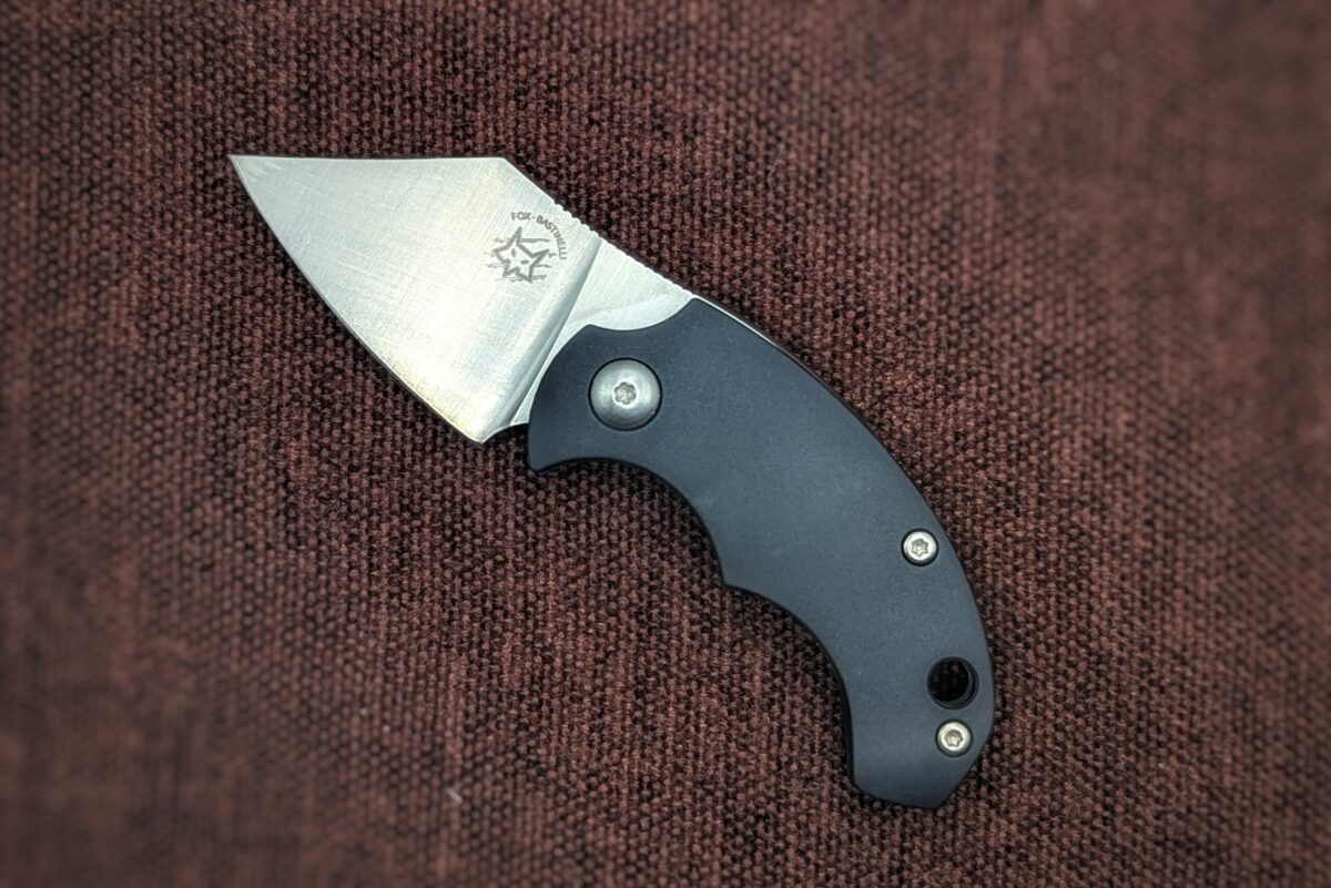 Couteau pliant BB.Key de BlackFox. Position ouverte, côté gauche. On voit le poinçon sur la lame avec une petite inscription 'Fox-Bastinelli'. Le manche est noir Couteau industriel de marque italienne Coutellerie Châteauneuf-du-Pape, Coutellerie du Pape, Vaucluse