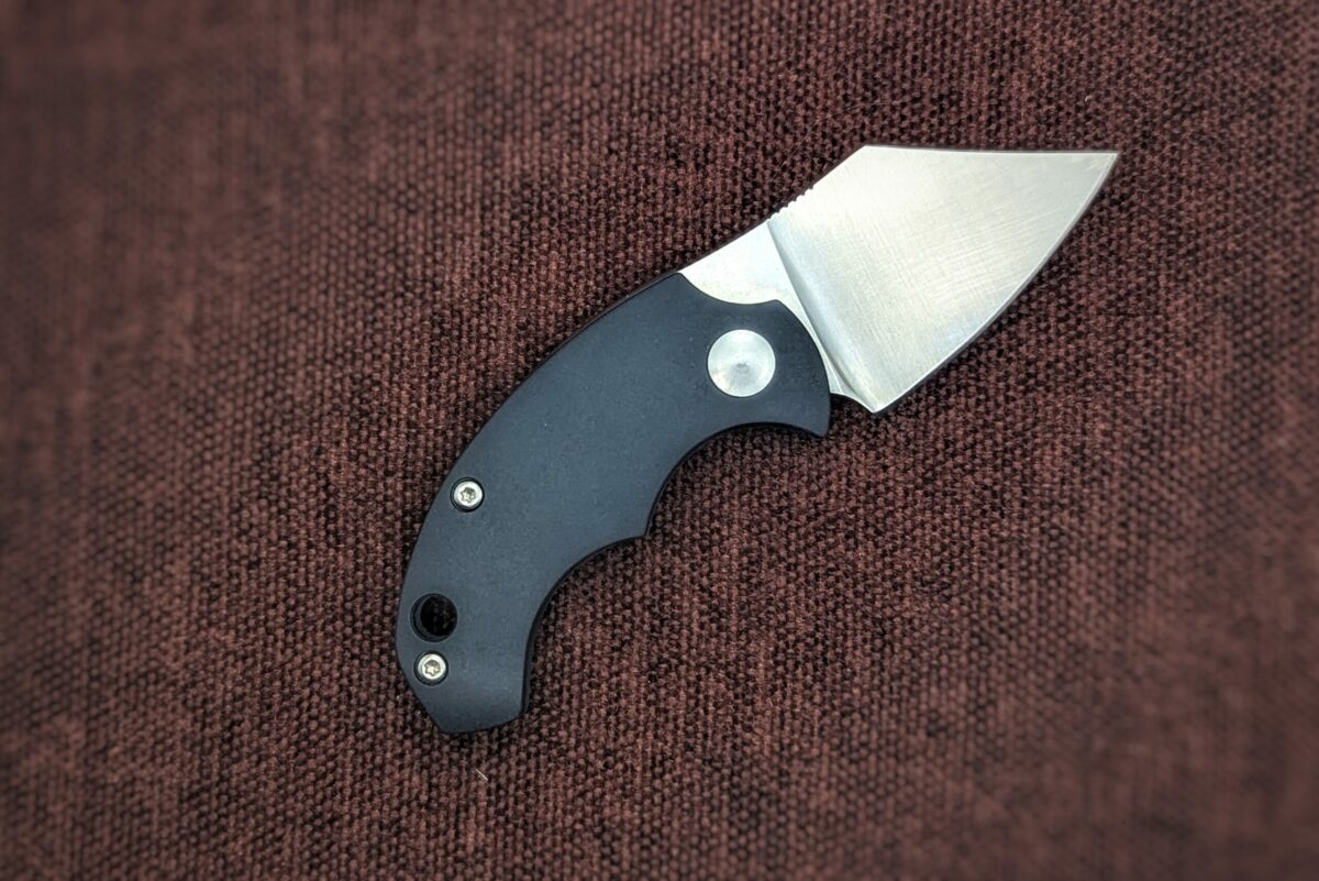 Couteau pliant BB.Key de BlackFox. Position ouverte, côté droit. Le manche est noir. Couteau industriel de marque italienne Coutellerie Châteauneuf-du-Pape, Coutellerie du Pape, Vaucluse