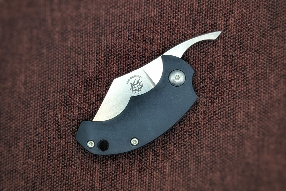 Couteau pliant BB.Key de BlackFox. Position fermée, côté gauche. On voit le poinçon sur la lame avec une petite inscription 'Fox-Bastinelli'. Le manche est noir Couteau industriel de marque italienne Coutellerie Châteauneuf-du-Pape, Coutellerie du Pape, Vaucluse