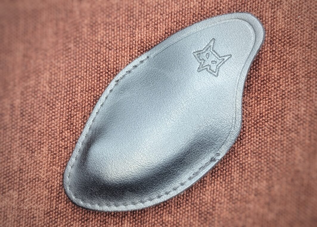 Etui en cuir noir du BB.Key de BlackFox. On voit le logo de la marque dessus. Couteau industriel de marque italienne Coutellerie Châteauneuf-du-Pape, Coutellerie du Pape, Vaucluse