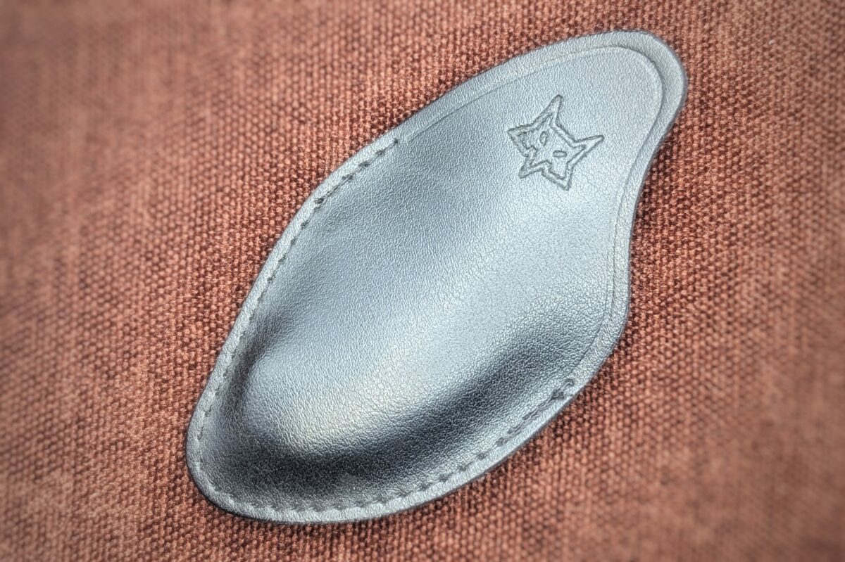 Etui en cuir noir du BB.Key de BlackFox. On voit le logo de la marque dessus. Couteau industriel de marque italienne Coutellerie Châteauneuf-du-Pape, Coutellerie du Pape, Vaucluse