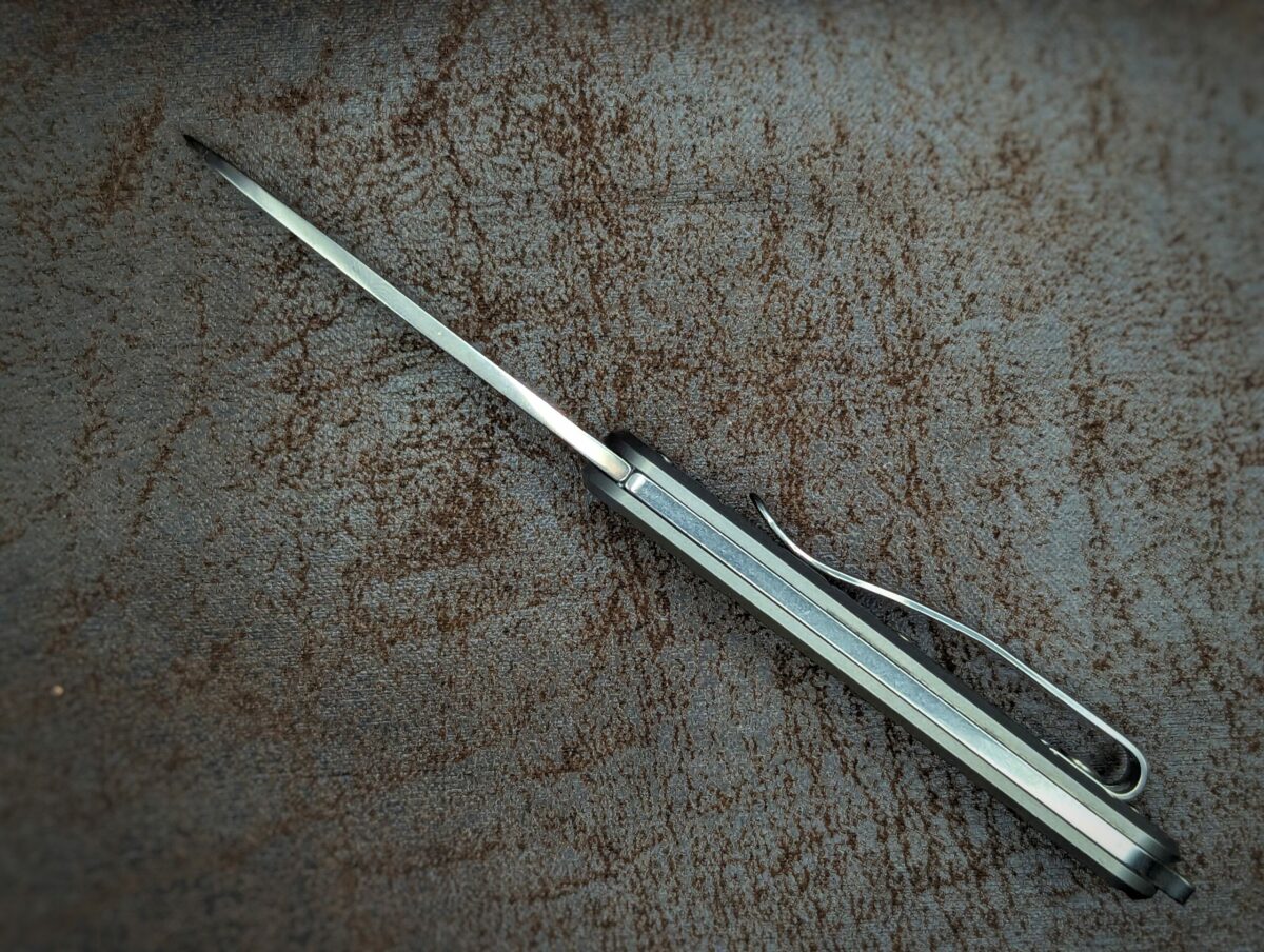 Couteau pliant Vulpis. Position ouverte, vue du dos du couteau. On aperçoit le clip du côté droit pour attacher à la ceinture ou à la poche. Couteau industriel de marque italienne Coutellerie Châteauneuf-du-Pape, Coutellerie du Pape, Vaucluse