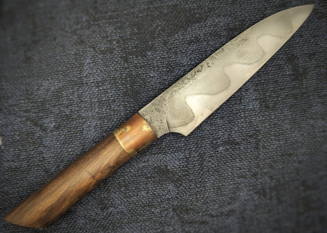 Couteau de cuisine par Noki. Côté droit. Lame avec trempe sélective à l'argile. Manche en noyer. Bague en cuivre et laiton. Couteau artisanal, coutellerie français à Châteauneuf-du-Pape, Vaucluse Coutellerie du Pape