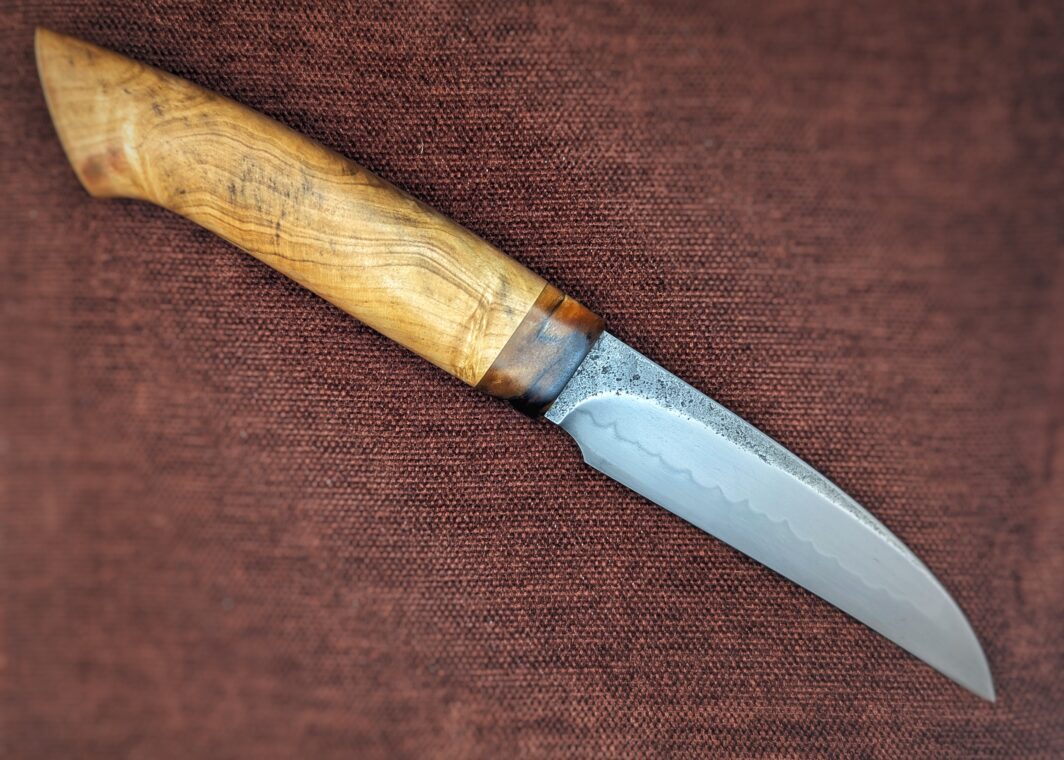 Couteau fixe par l'artisan Jean-Paul Sire. Vue Côté droit. Manche en érable, bague en Peuplier stabilisé. Lame en C130. Couteau artisanal, coutellerie français à Châteauneuf-du-Pape, Vaucluse Coutellerie du Pape