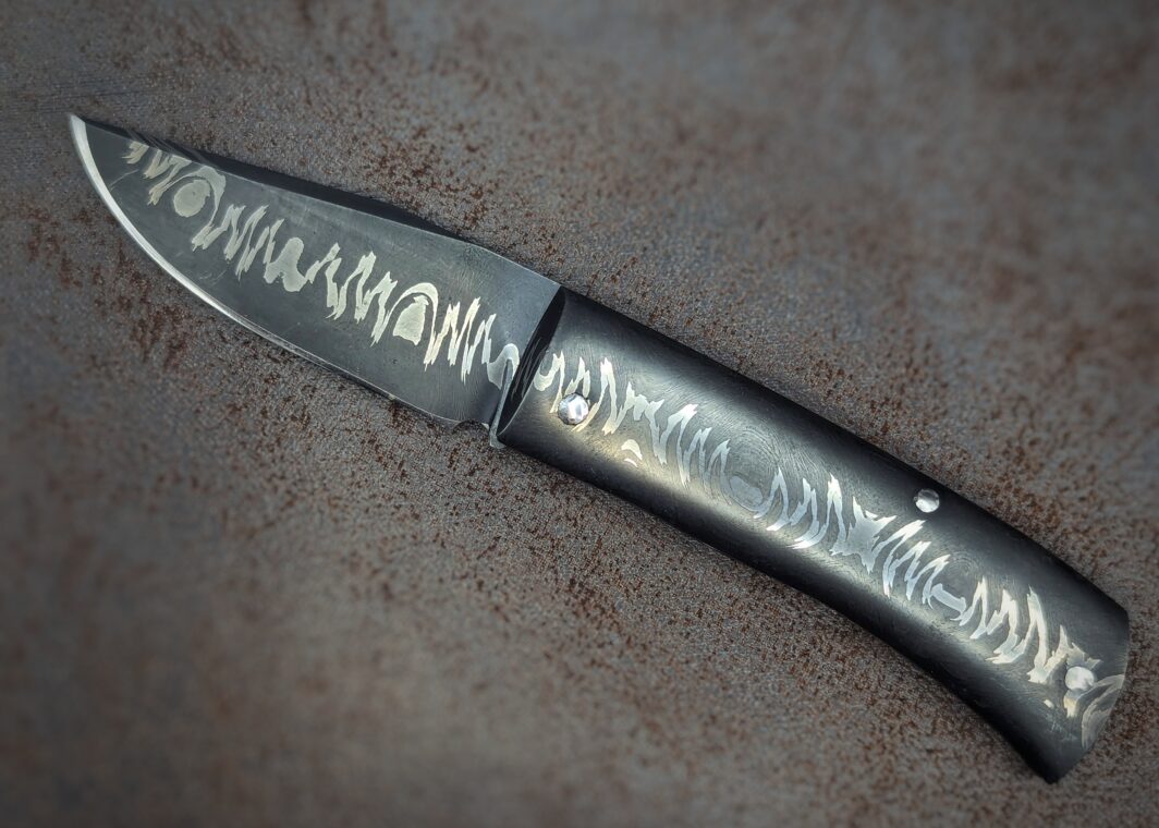 Couteau en acier sandwich carbone par l'artisan Alessandro Simonetti. Position ouverte, côté gauche. Couteau artisanal, coutellerie français à Châteauneuf-du-Pape, Vaucluse Coutellerie du Pape