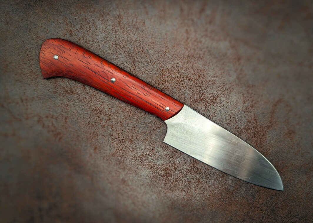 Couteau cuisine L'Office par l'artisan Alban Campagnola. Côté droit. Le manche est en Itoba. La lame est en 14C28N. Couteau artisanal, coutellerie français à Châteauneuf-du-Pape, Vaucluse Coutellerie du Pape