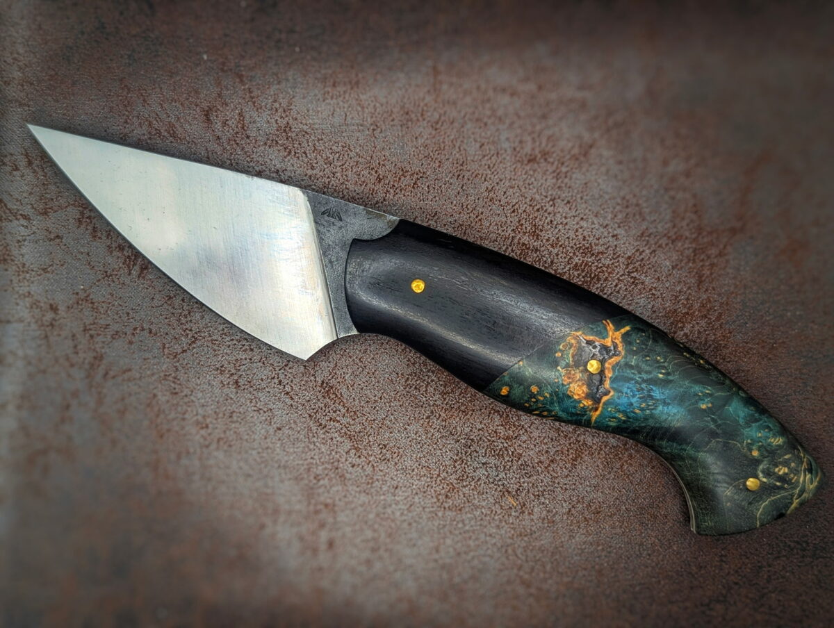 Couteau fixe de l'artisan Lou Marius. Le manche est en ébène et en loupe d'érable stabilisée et teintée verte. Vue du côté gauche. Couteau artisanal, coutellerie français à Châteauneuf-du-Pape, Vaucluse Coutellerie du Pape