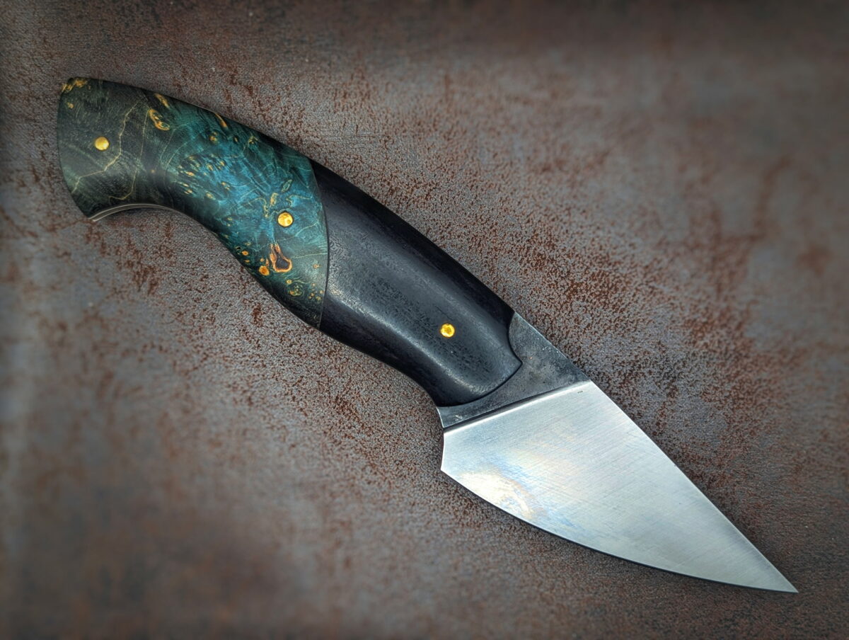Couteau fixe de l'artisan Lou Marius. Le manche est en ébène et en loupe d'érable stabilisée et teintée verte. Vue du côté droit. Couteau artisanal, coutellerie français à Châteauneuf-du-Pape, Vaucluse Coutellerie du Pape