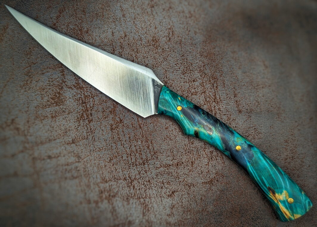 Couteau fixe de l'artisan Lou Marius. Vue côté gauche. Le manche est en loupe de marronnier stabilisé et teinté vert. Couteau artisanal, coutellerie français à Châteauneuf-du-Pape, Vaucluse Coutellerie du Pape
