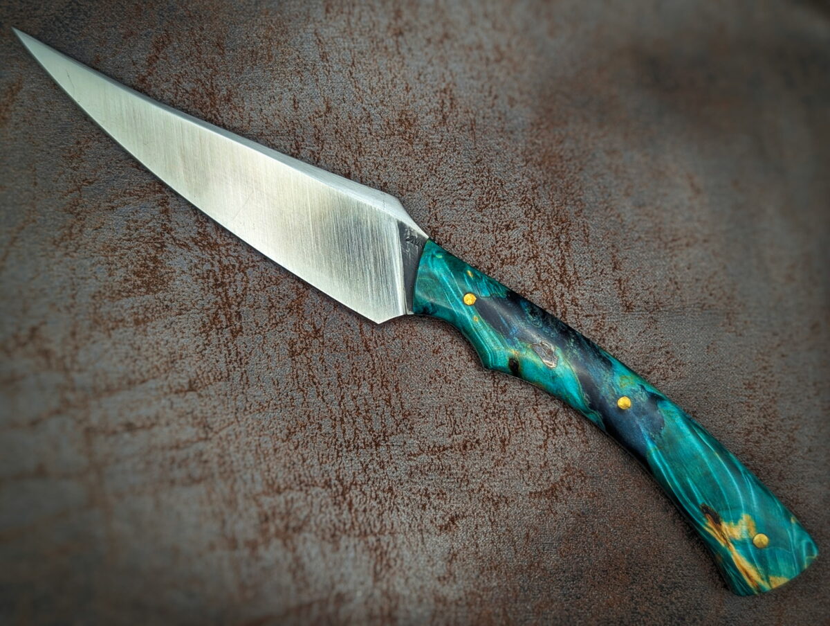 Couteau fixe de l'artisan Lou Marius. Vue côté gauche. Le manche est en loupe de marronnier stabilisé et teinté vert. Couteau artisanal, coutellerie français à Châteauneuf-du-Pape, Vaucluse Coutellerie du Pape