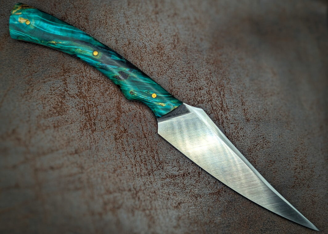 Couteau fixe de l'artisan Lou Marius. Vue côté droit. Le manche est en loupe de marronnier stabilisé et teinté vert. Couteau artisanal, coutellerie français à Châteauneuf-du-Pape, Vaucluse Coutellerie du Pape
