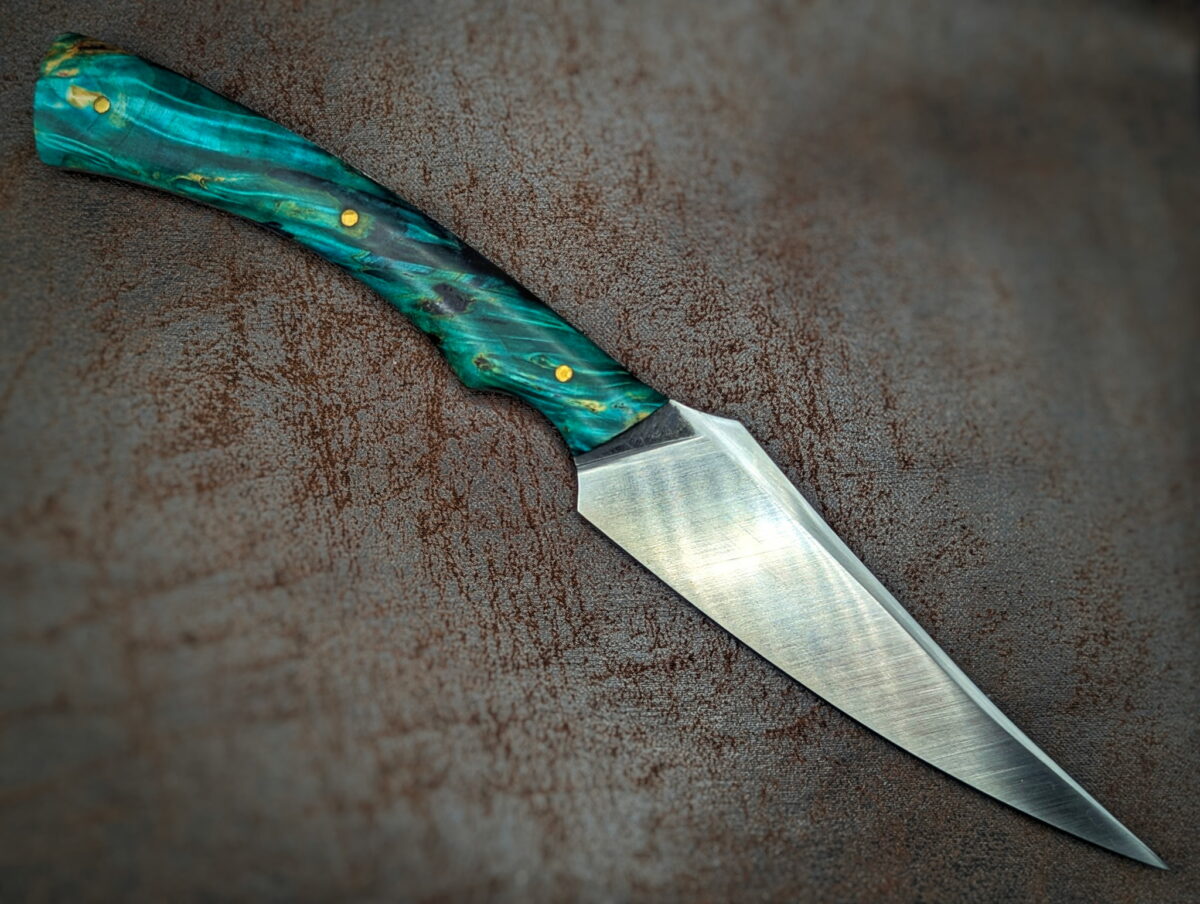 Couteau fixe de l'artisan Lou Marius. Vue côté droit. Le manche est en loupe de marronnier stabilisé et teinté vert. Couteau artisanal, coutellerie français à Châteauneuf-du-Pape, Vaucluse Coutellerie du Pape