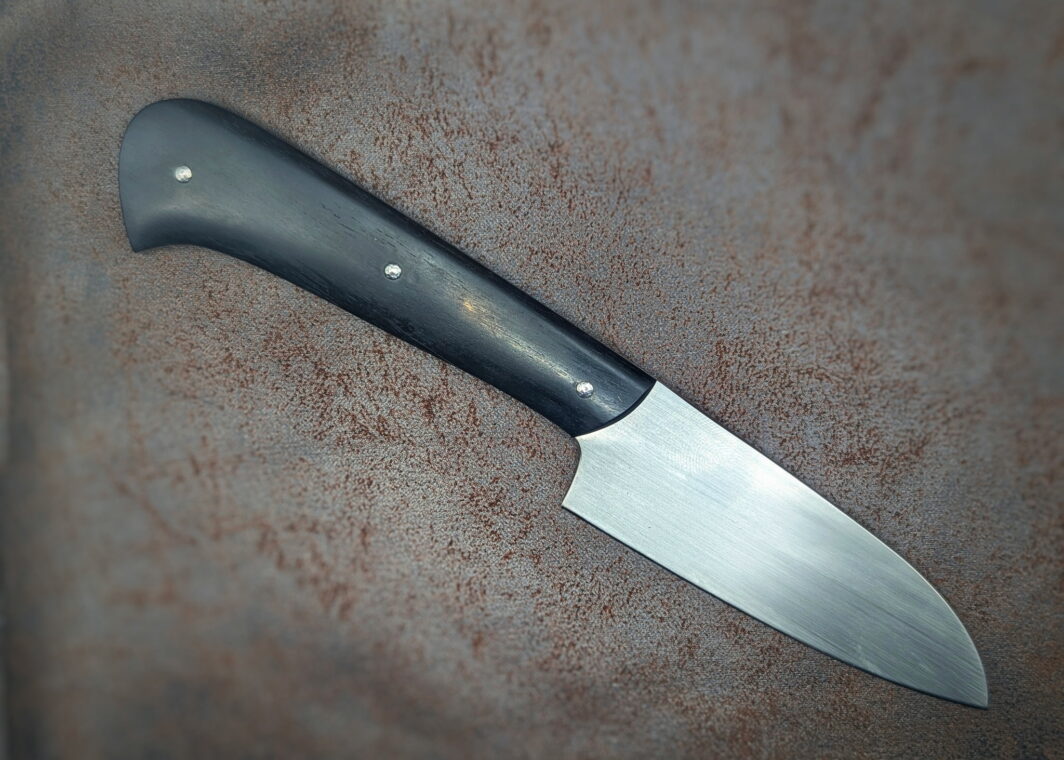 Couteau cuisine L'Office par l'artisan Alban Campagnola. Côté droit. Le manche est en ébène. La lame est en 14C28N. Couteau artisanal, coutellerie français à Châteauneuf-du-Pape, Vaucluse Coutellerie du Pape
